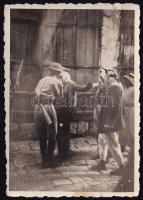 1936 Palesztina, arab személyek átkutatása, motozása brit katonák által. Hátoldalán feliratozott, pecséttel jelzett (Photo Brenner Haifa) fotó, 8,5x6 cm