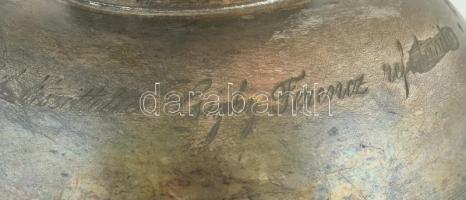 Antik ezüstözött ón boros kanna, vésett felirattal, kopott, m: 29 cm