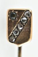 Arany nyakkendőtű kis brillekkel. Jelzés nélkül, kb 12K, 1,24 g eredeti díszdobozban