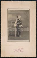 1914 Kislány babával, kartonra kasírozott fotó Schmidt Ede utóda (Brunhuber Béla) budapesti műterméből, 15x10 cm