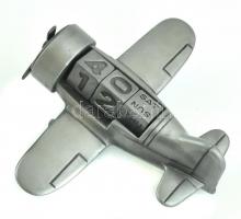 Repülőt formázó fém asztali naptár. Kiszedhető kockákkal. Egyik propeller sérült. 13 cm