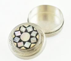 Ezüst (Ag) gyógyszeres doboz gyöngyház berakással. Jelzett. d: 3 cm br 18,18 g