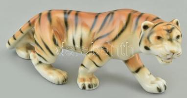 Royal Dux porcelán tigris, kézzel festett, jelzett, kis kopással, h: 18 cm