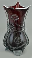 Rubin piros üveg váza. Fehér szegéllyel. Fújt, üvegszál díszítéssel, anyagában színezett. m: 29 cm