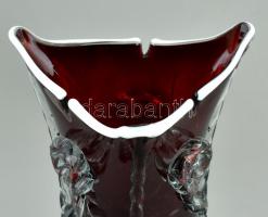 Rubin piros üveg váza. Fehér szegéllyel. Fújt, üvegszál díszítéssel, anyagában színezett. m: 29 cm