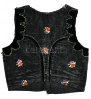 Nógrád megyei virágos, gyöngyös fekete selyem mellény, 1900 körül, sérült. 39x38cm