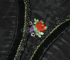 Nógrád megyei virágos, gyöngyös fekete selyem mellény, 1900 körül, sérült. 39x38cm