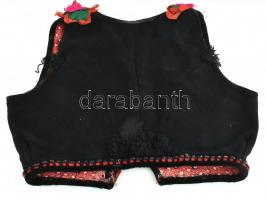 Széki (Kolozs megye) fekete mellény, szalagcsokorral. 1930-40 körül, sérült. 30x36cm
