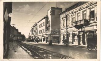 Újvidék, Novi Sad; Rákóczi Ferenc utca, villamos, M. kir. dohány kis áruda, Foto Iván fényképészeti műterem, Moser Bruno üzlete / street, tram, shops