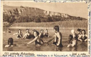 Balatonkenese, OTI üdülőtelep, játék a vízben, fürdőzők, strand. A dolgozó ember legnagyobb kincse az egészség (EK)