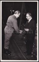 1972 Kállai Ferenc (1925-2010) munkásőr kitüntetést ad át, hátoldalán feliratozott fotó, 14x9 cm