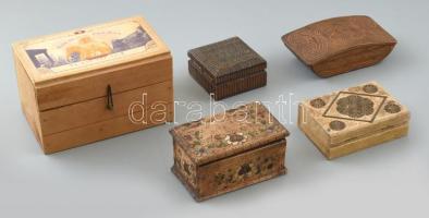 5 db különféle fa doboz, közte egy izraeli teás doboz és 4 db faragott díszítésű (egy régi, festett magyaros motívumokkal), 7x7x4 cm és 15,5x10x9 cm közötti méretben