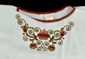 Kézzel hímzett kötény, L-es méret, apró foltokkal