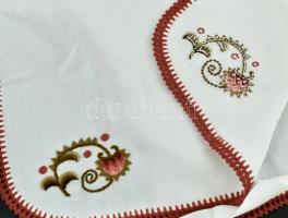 Kézzel hímzett kötény, L-es méret, apró foltokkal