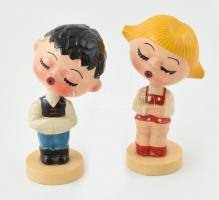 Csókolózó fiú és lány, rugózó retro játék figurák, műanyag, szájuknál mágneses, kézzel festett, jelzett, m: 14 cm
