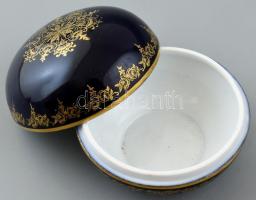 Zsolnay porcelán bonboniere fedéllel, kézzel festett, jelzett, egészen apró csorbával, m: 7 cm, d: 9...