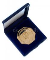 2000. "Terézváros Millenniumi Emlékérme - Budapest" aranyozott, nyolcszögletű, kétoldalas ...