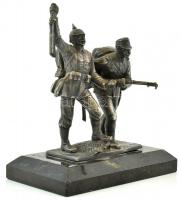 I. világháborús Monarchiás rohamcsapat katona ón figura szobor, márvány talapzaton, jelzés nélkül, k...