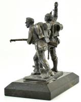 I. világháborús Monarchiás rohamcsapat katona ón figura szobor, márvány talapzaton, jelzés nélkül, k...