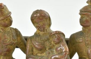 I. Világháborús katonák a padon és anya gyermekével. Bécsi bronz, jelzés nélkül, kopott, 1915 körül....