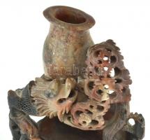 Figurális, sárkányos zsírkő váza, faragott, Kína, 1920 körül. m: 18 cm, kopott
