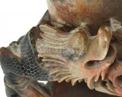 Figurális, sárkányos zsírkő váza, faragott, Kína, 1920 körül. m: 18 cm, kopott