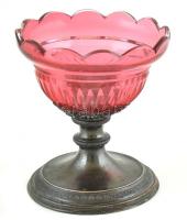 Ezüstözött kínáló, rózsaszínű üvegbetéttel, apró csorba. m: 10 cm