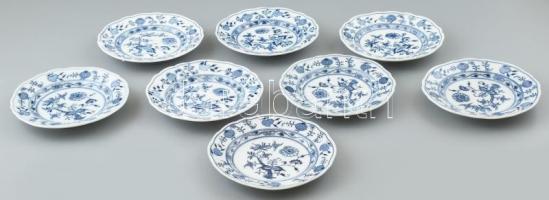 8 db Meisseni porcelán süteményes tányérok, kis tányérok. Máz alatti kék festés, kétféle jelzéssel, sérült, kopott, mázrepedt. d: 19 cm