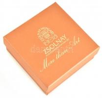 Zsolnay eozin mázas porcelán nyaklánc medál, bőr láncon. Jelzett, hibátlan, eredeti dobozával. 40 mm