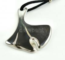 Zsolnay ezüst és fehér mázas porcelán nyaklánc medál, szövet láncon. Jelzett, hibátlan, eredeti dobo...