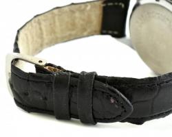 Onsa mechanikus, fekete bőrszíjas férfi karóra, csavaros hátlappal, korának megfelelő állapotban. d:...