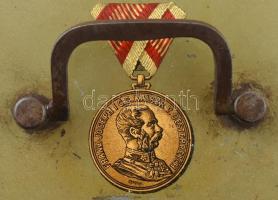 cca 1900 Fém kazetta magyar nemzetiszín festéssel és arany vitézségi éremmel. Kulccsal 28x18x11 cm