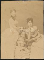 Bay Bertalanné és lányai: Georgine (Platthy Zsigmondné) és Bertha (gr. Dessewffy Miklósné) kabinetfotó, Sérült, ázott 13x21 cm