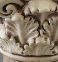 Olasz posztamens, kézzel festett porcelán, jelzett, sérült, m: 44 cm
