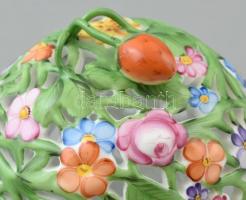 Herendi szamócás áttört bonbonier, kézzel festett, jelzett, apró kopásnyomokkal, d: 9 cm