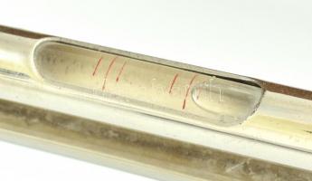 Régi vízmérték, fa dobozban