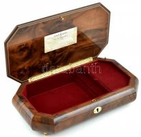 Díszes zenélő fadoboz. 30x17x7cm