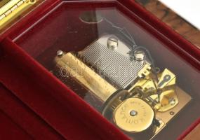 Díszes zenélő fadoboz. 30x17x7cm