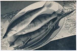 cca 1938 Gaál Margit budapesti fotóművész hagyatékából, jelzés nélküli vintage fotó (halas csendélet), 10,7x16 cm