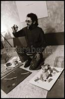 cca 1976 Te miért élsz? - feliratú negatívtartó tasakban egy utcai művészről készült fotóriport, 38 ...