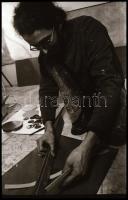 cca 1976 Te miért élsz? - feliratú negatívtartó tasakban egy utcai művészről készült fotóriport, 38 ...