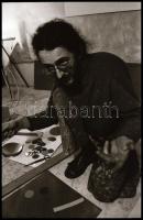 cca 1976 Te miért élsz? - feliratú negatívtartó tasakban egy utcai művészről készült fotóriport, 38 ...