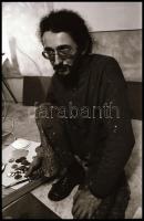 cca 1976 Te miért élsz? - feliratú negatívtartó tasakban egy utcai művészről készült fotóriport, 38 ...