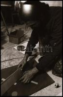 cca 1976 Te miért élsz? - feliratú negatívtartó tasakban egy utcai művészről készült fotóriport, 38 ...