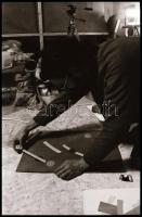 cca 1976 Te miért élsz? - feliratú negatívtartó tasakban egy utcai művészről készült fotóriport, 38 ...