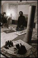 cca 1976 Te miért élsz? - feliratú negatívtartó tasakban egy utcai művészről készült fotóriport, 38 ...