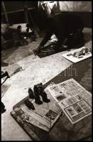 cca 1976 Te miért élsz? - feliratú negatívtartó tasakban egy utcai művészről készült fotóriport, 38 ...