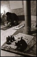 cca 1976 Te miért élsz? - feliratú negatívtartó tasakban egy utcai művészről készült fotóriport, 38 ...