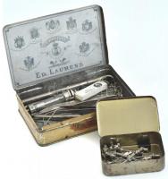 Vegyes orvosi eszköz tétel régi fém cigarettás dobozban