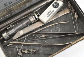 Vegyes orvosi eszköz tétel régi fém cigarettás dobozban